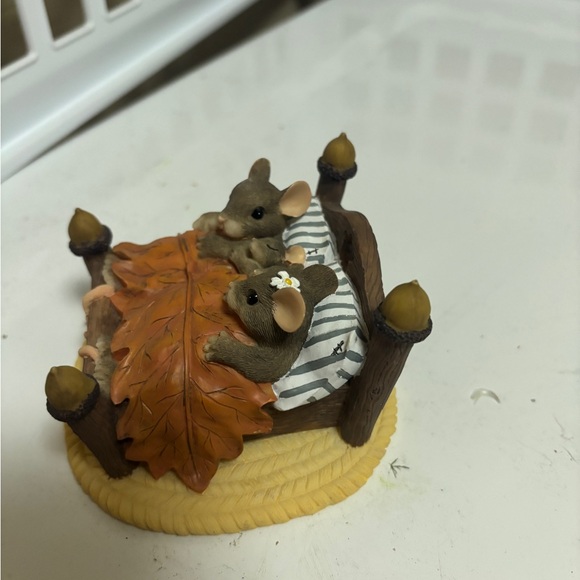 Fitz and Floyd Charming Tales Mouse Family in Bed under Acorn Leaf Mice - Picture 4 of 4